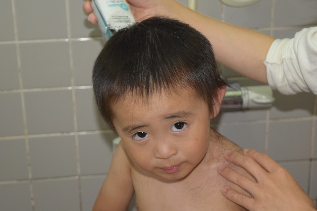 3歳の男の子　散髪中