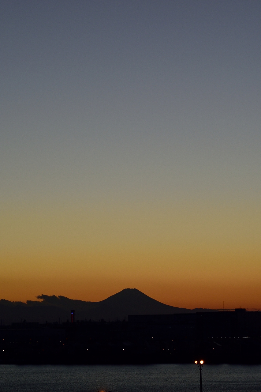 イオンレイクタウン屋上からの夕暮れの富士山