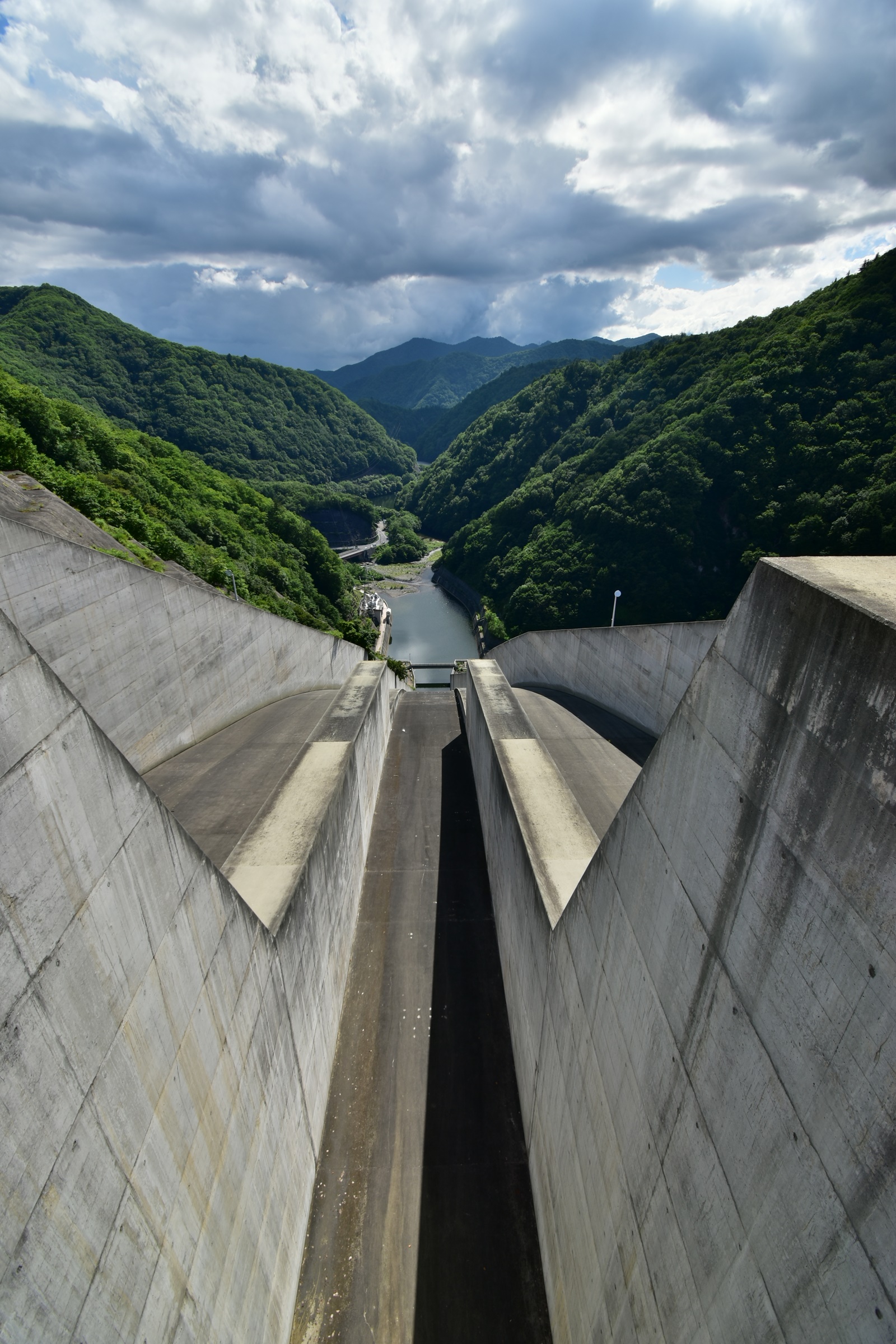 奈良俣ダム（ならまたダム）放水路