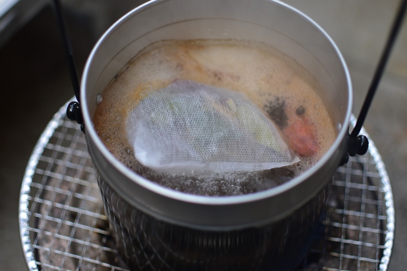 アライド　タイの台所　トムヤムクンセットのスパイスを鍋に入れて香りをつける