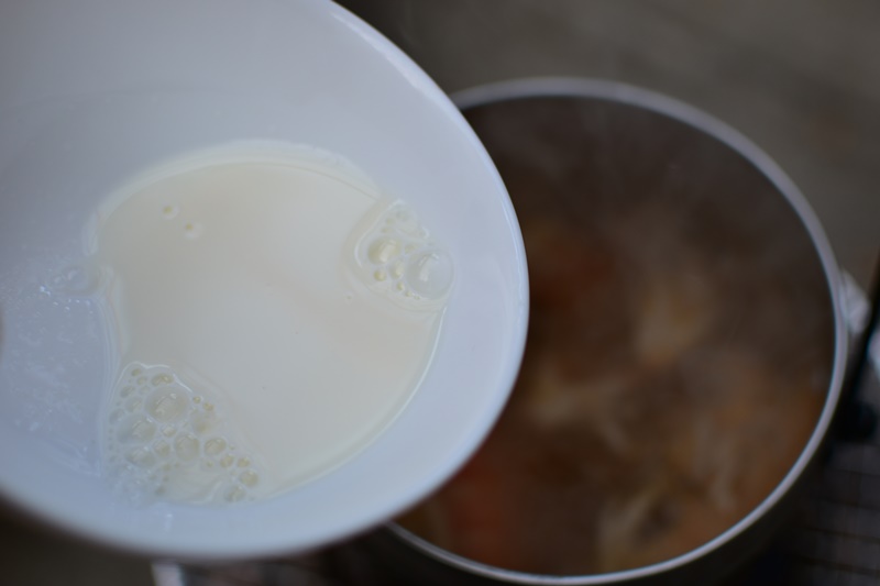 アライド　タイの台所　トムヤムクンセットに牛乳砂糖を入れる