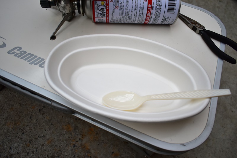 使い捨て紙皿と使い捨てスプーン