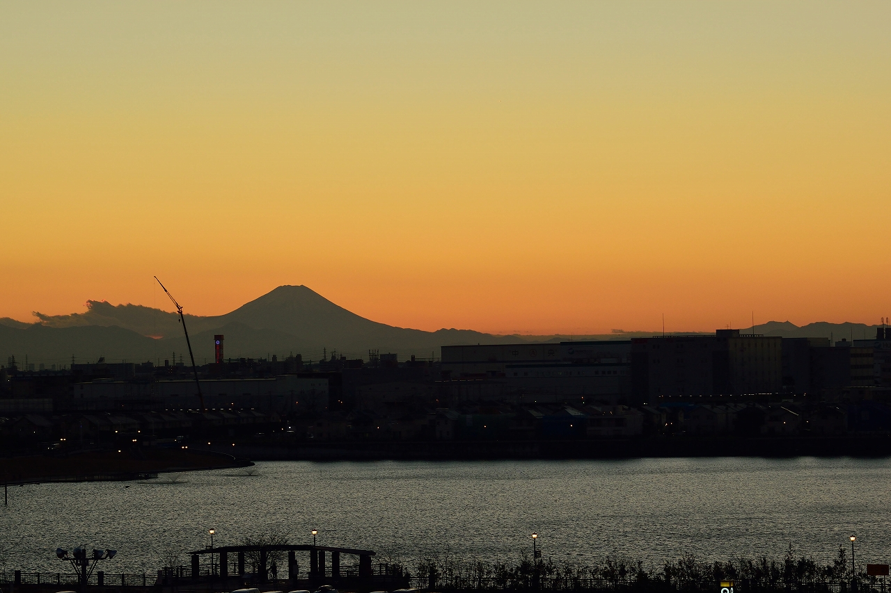 イオンレイクタウン屋上からの夕暮れの富士山